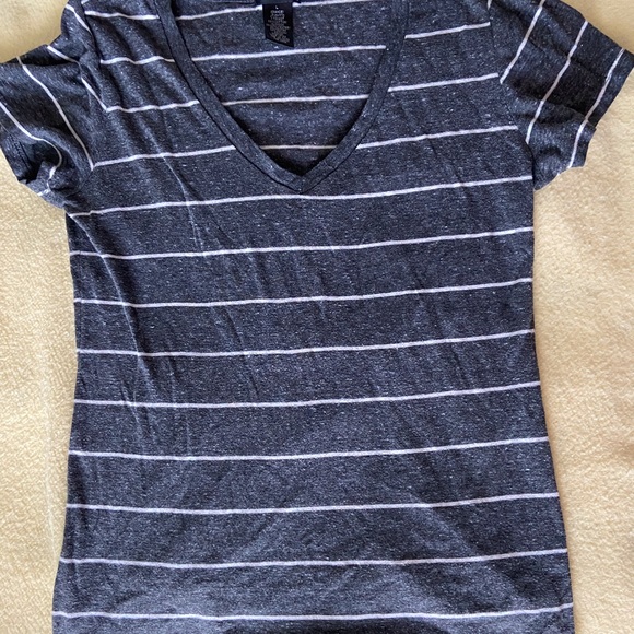 Lot of 6 t-shirts, perfect for the gym or lounge days. Size jr lg and xl - Picture 6 of 9